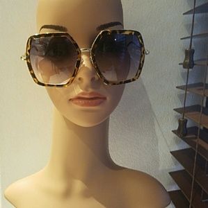 Tortoiseshell gold rim sun shades 😎